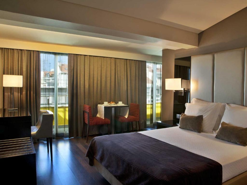 Двухместный (Двухместный номер с двуспальной кроватью и дополнительной кроватью) отеля Luxe Hotel By TURIM Hotels, Лиссабон