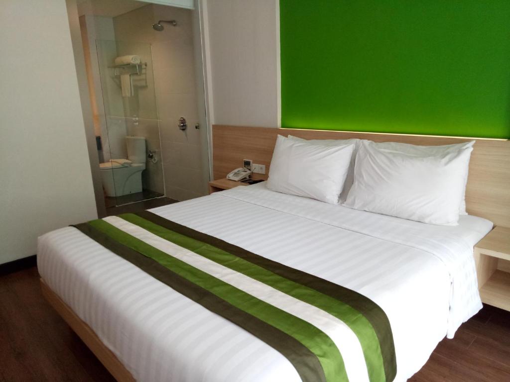 Двухместный (Специальное предложение - Пакет услуг «Медовый месяц» в двухместном номере «Премьер» с 1 кроватью) отеля Grand Whiz Hotel Nusa Dua Bali, Нуса Дуа