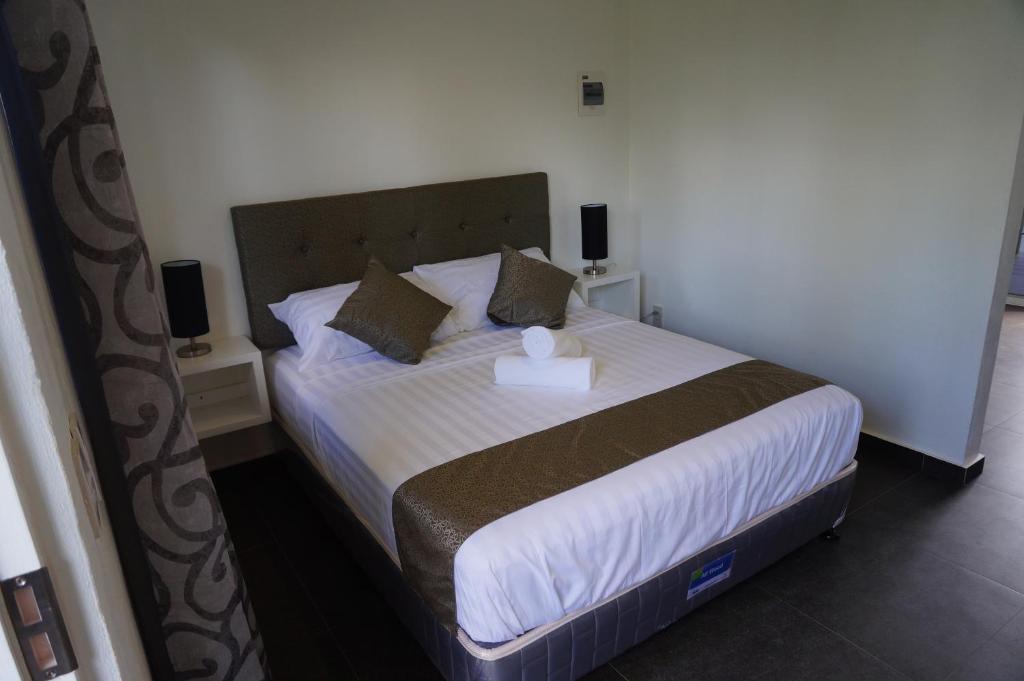 Сьюит (Люкс с кроватью размера «queen-size» и видом на бассейн) курортного отеля Malinawon Resort, Панглао