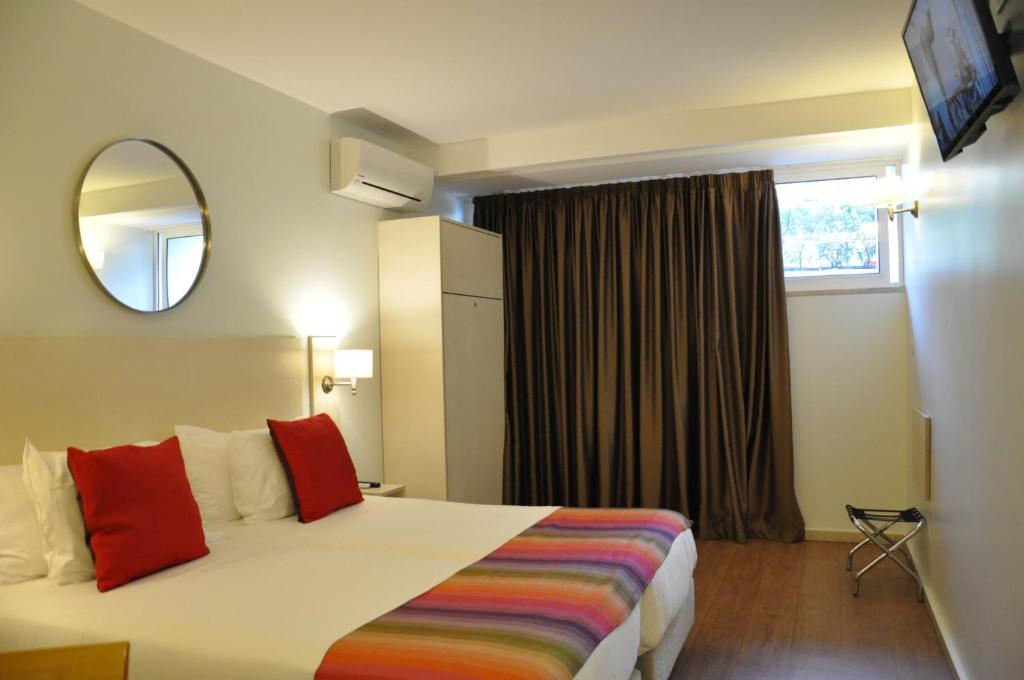 Двухместный (Двухместный номер эконом-класса с 2 отдельными кроватями без балкона) отеля Hotel Londres Estoril / Cascais, Эшторил