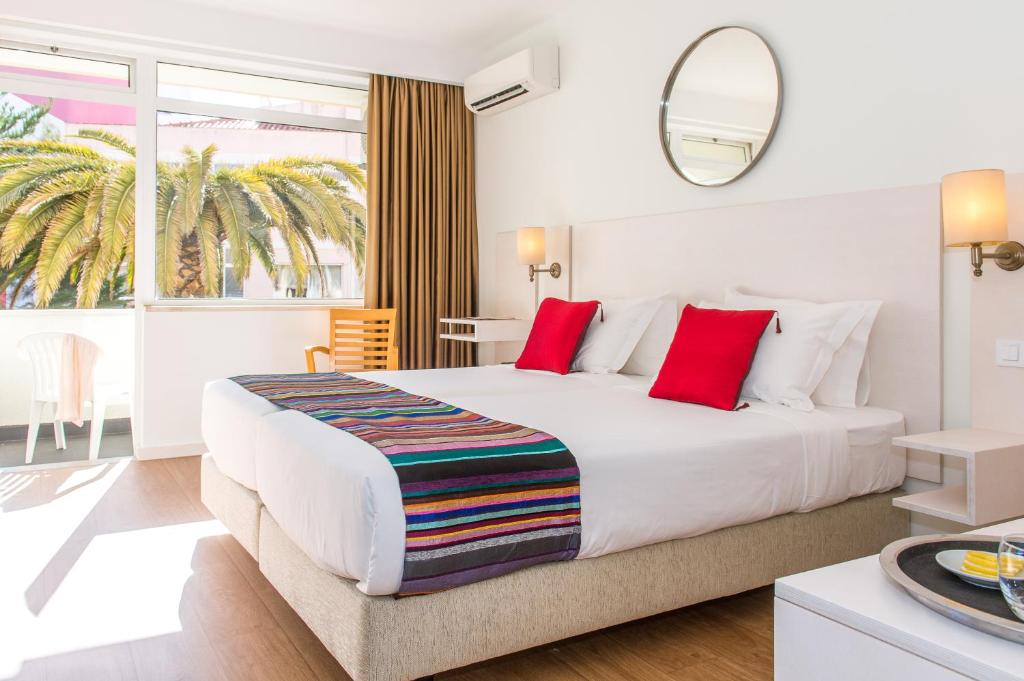 Двухместный (Двухместный номер с 1 кроватью или 2 отдельными кроватями, окном и балконом) отеля Hotel Londres Estoril / Cascais, Эшторил