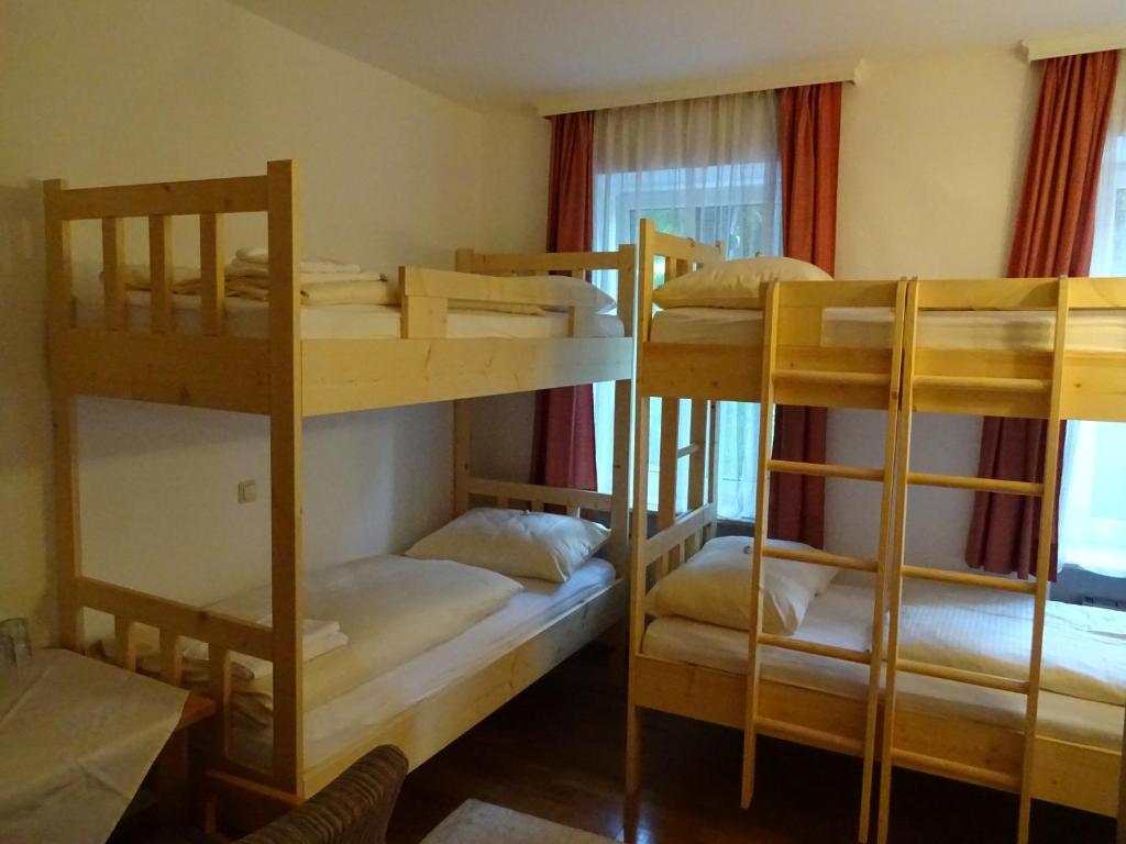 Номер (Спальное место на двухъярусной кровати в общем номере для мужчин и женщин) отеля Hotel-Garni & Hostel Sandwirt, Бад-Ишль