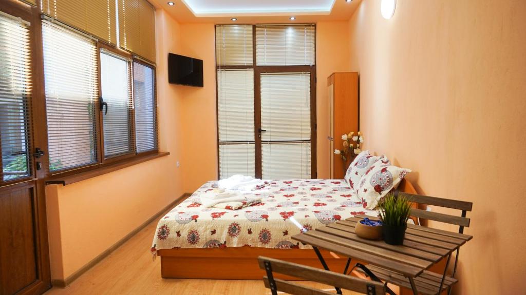 Двухместный (Двухместный номер Делюкс с 1 кроватью или 2 отдельными кроватями, вид на горы) гостевого дома Pamir Guest House, Шипково
