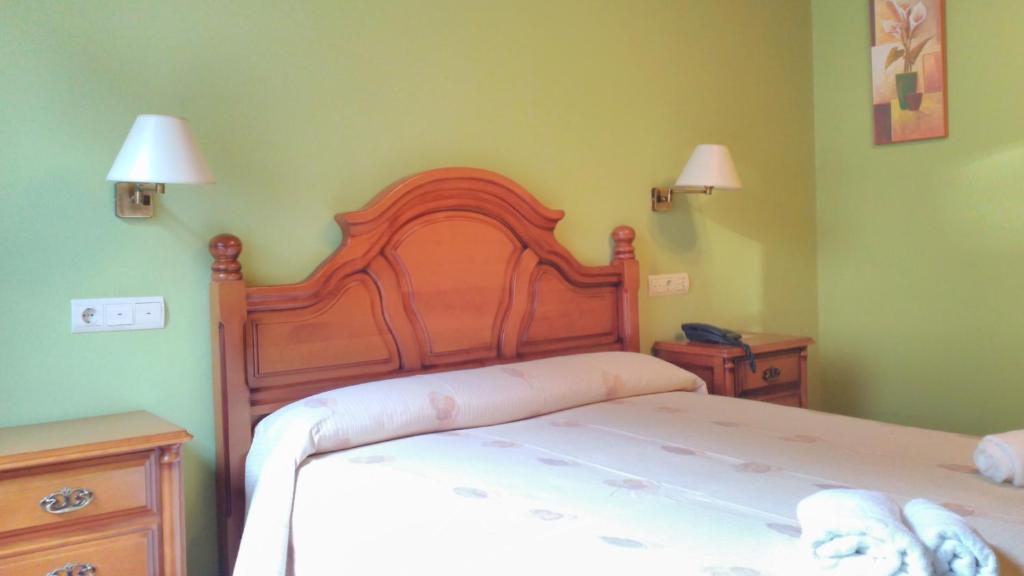 Двухместный (Двухместный номер Делюкс с 1 кроватью и балконом) отеля Hotel Pico Sacro II, Сантьяго-де-Компостела