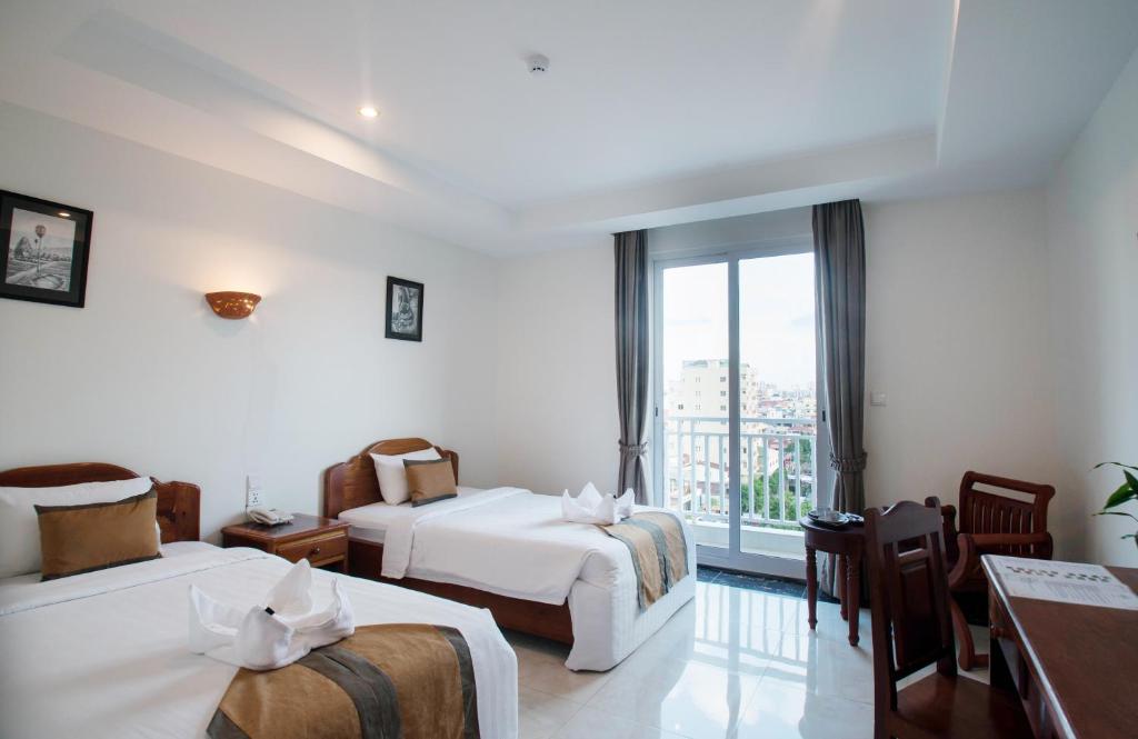 Двухместный (Улучшенный двухместный номер с 2 отдельными кроватями и видом на город) отеля Relax Hotel, Пномпень