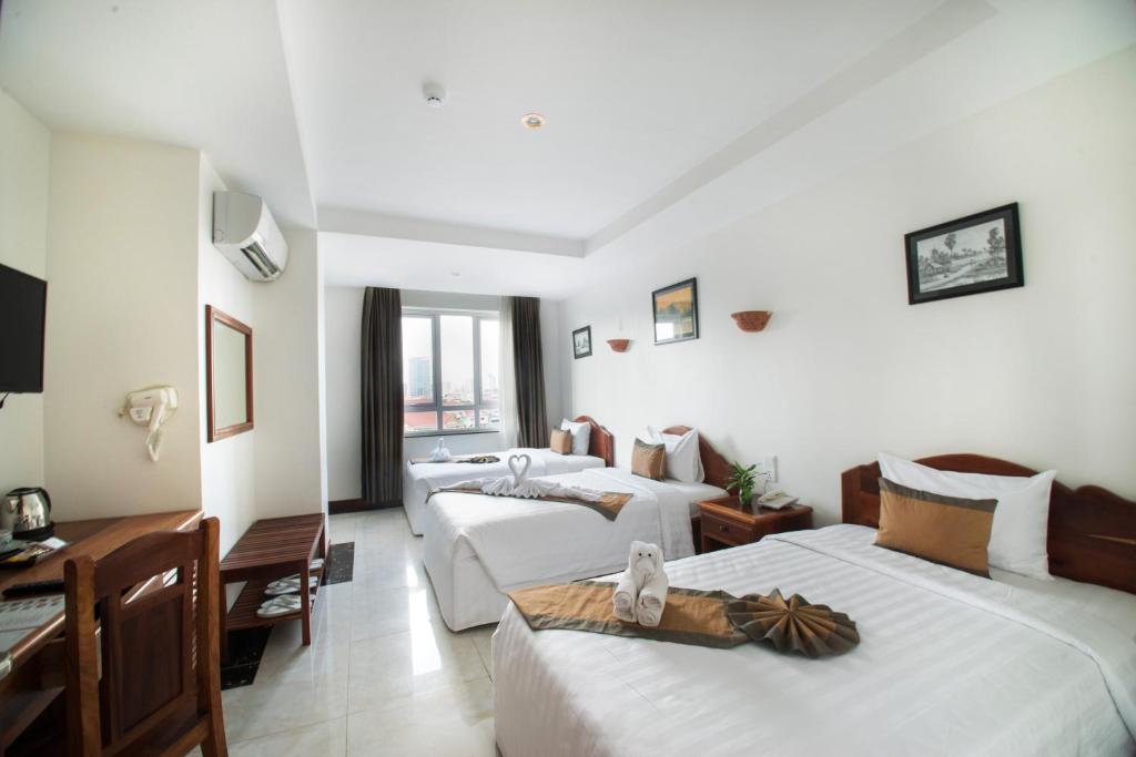 Трехместный (Трехместный номер Делюкс с видом на город) отеля Relax Hotel, Пномпень
