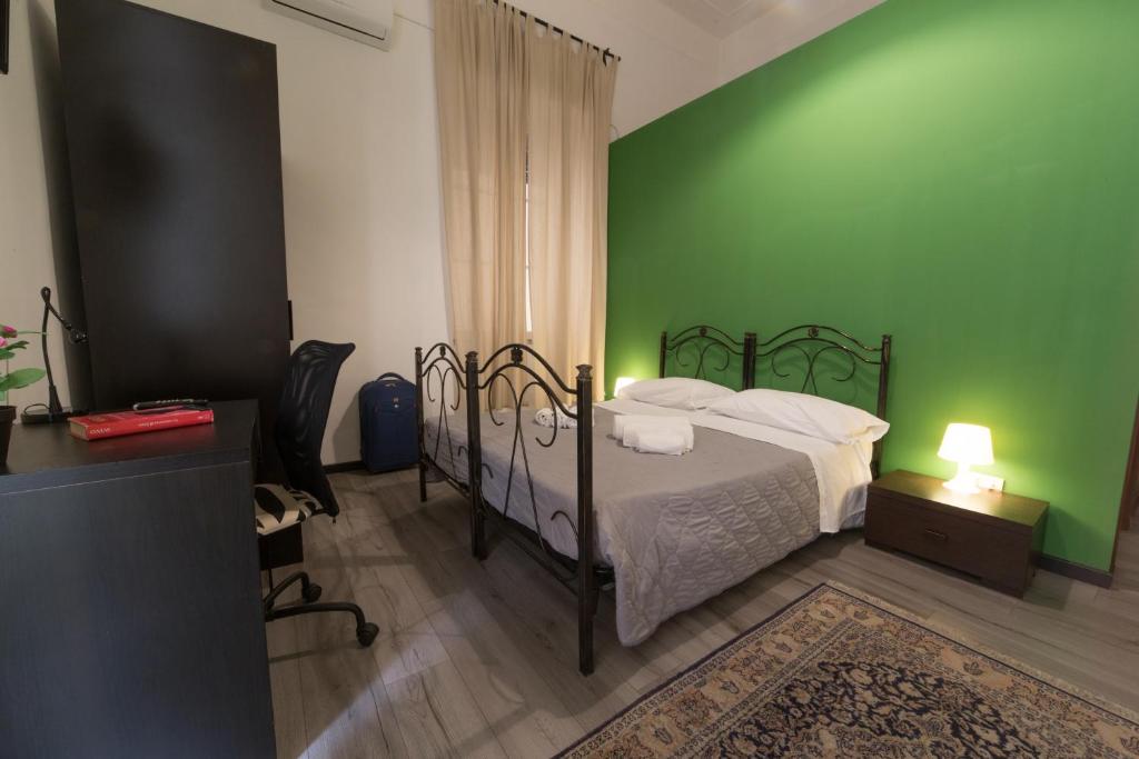 Двухместный (Двухместный номер с 1 кроватью или 2 отдельными кроватями и собственной ванной комнатой) отеля Tra L'Etna E Il Mare B&B, Катания