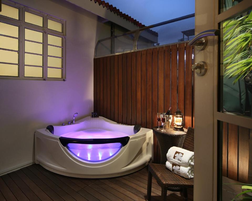 Двухместный (Двухместный номер с 1 кроватью и гидромассажной ванной (на открытом воздухе)) отеля Hotel Clover 769 North Bridge Road, Сингапур (город)