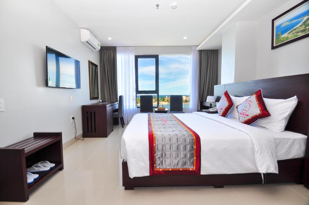 Двухместный (Номер Делюкс с кроватью размера «king-size») отеля Anh Linh 2 Hotel, Донгхой