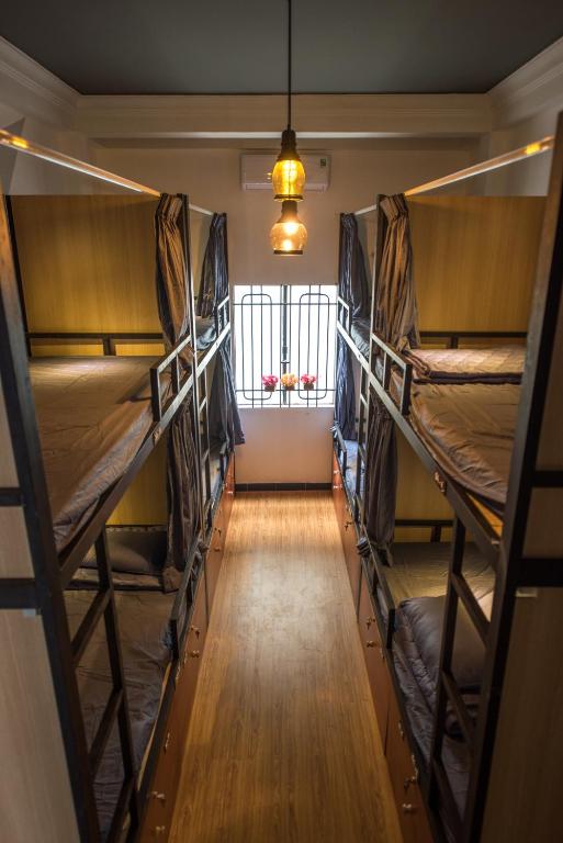 Номер (Кровать в общем номере для мужчин и женщин с 10 кроватями и окном) хостела The Like Hostel & Cafe, Хошимин