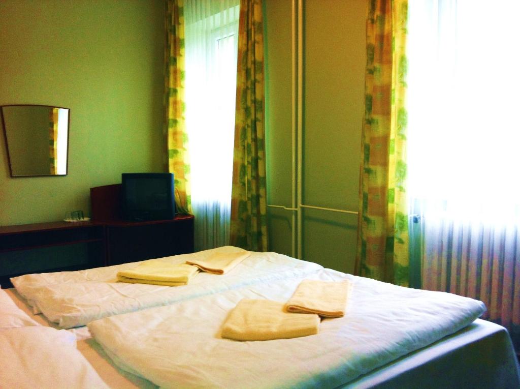 Семейный (Семейный номер с общей ванной комнатой) отеля Penzion Volga, Татранска-Ломница