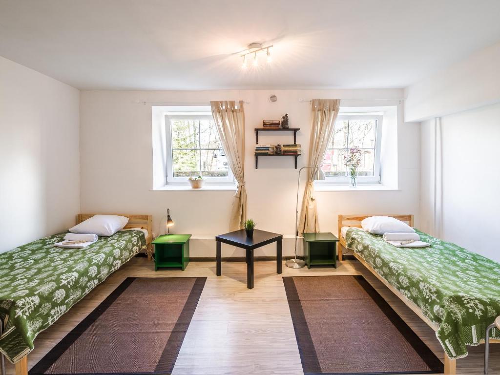 Двухместный (Двухместный номер с 2 отдельными кроватями и собственной ванной комнатой) хостела Downtown Forest Hostel & Camping, Вильнюс