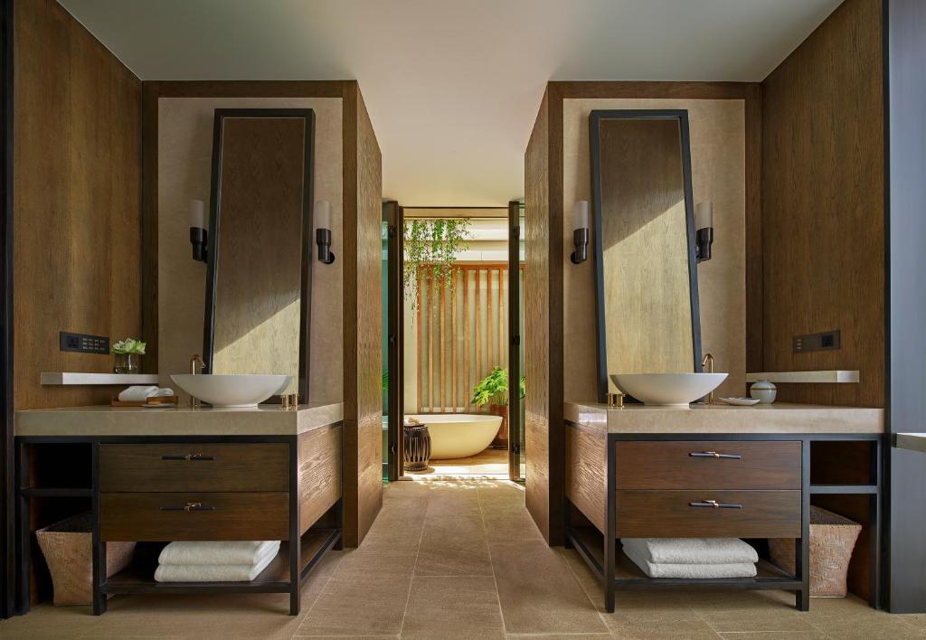 Двухместный (Вилла на пляже с бассейном - Две двухместных спальни с 2 отдельными кроватями в каждой) курортного отеля Rosewood Phuket, Пхукет