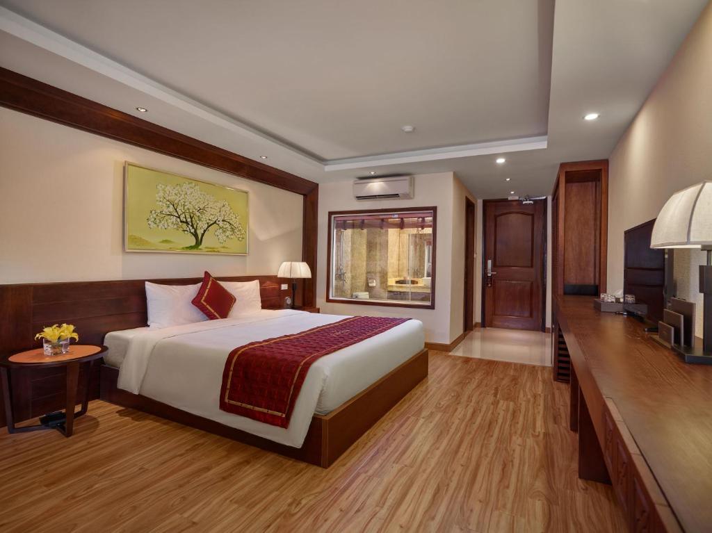Двухместный (Улучшенный двухместный номер с 1 кроватью) отеля Sapa Freesia Hotel, Сапа