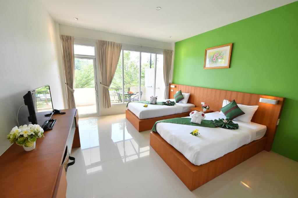 Двухместный (Улучшенный двухместный номер с 2 отдельными кроватями и балконом) курортного отеля The Touch Green, Naiyang, Пхукет