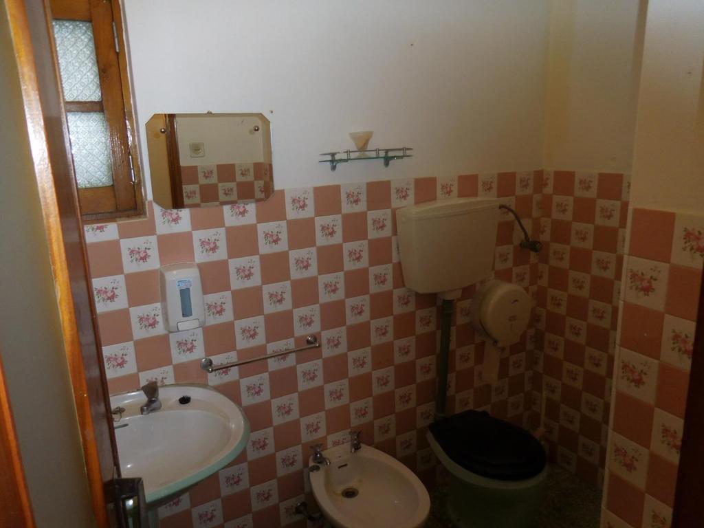 Трехместный (Трехместный номер с общей ванной комнатой) гостевого дома Pensão Bela Vista, Моншики