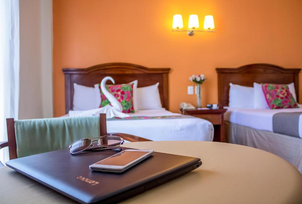 Сьюит (Полулюкс с 2 двуспальными кроватями) отеля Hotel Plaza Campeche, Кампече