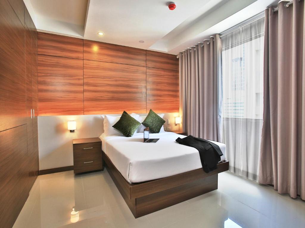 Апартаменты (Two-Bedroom Suite with Balcony (Smoking)) отеля Valero Grand Suites by Swiss-Belhotel, Манила