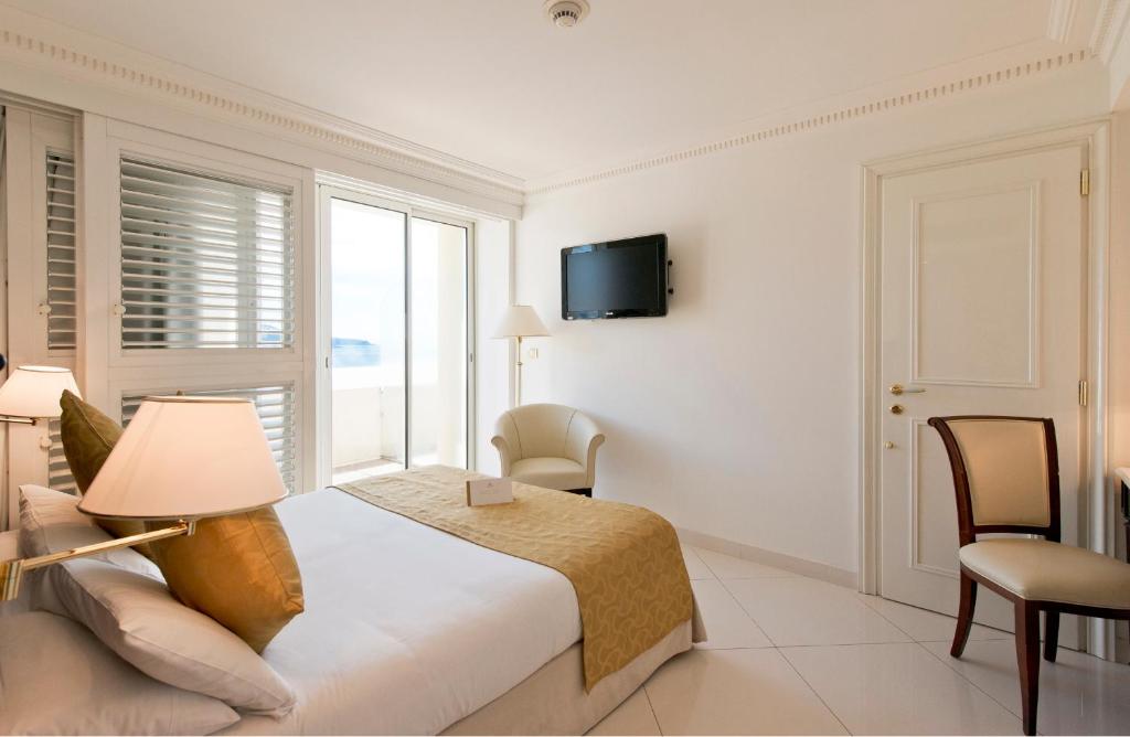 Двухместный (Двухместный номер с 1 кроватью и частичным видом на море) отеля Hôtel West End Promenade, Ницца