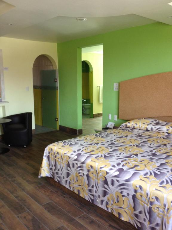 Трехместный (Двухместный номер с 1 кроватью и диваном-кроватью) отеля Hotel & Villas 7, Мехико