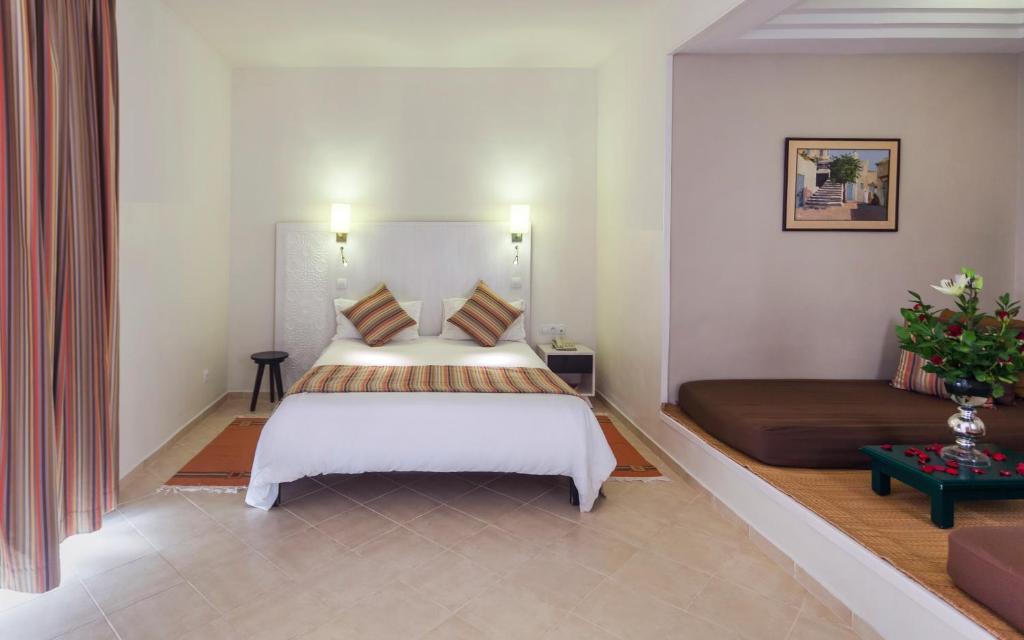 Трехместный (Стандартный трехместный номер) курортного отеля Seabel Alhambra Beach Golf & Spa, Порт Эль-Кантауи