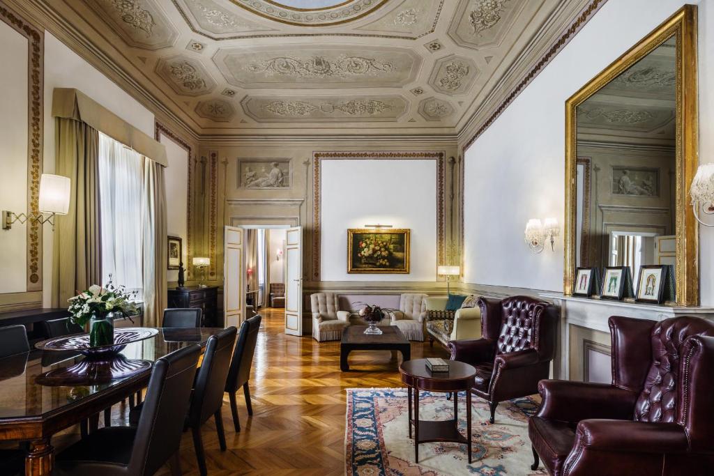 Сьюит (Королевский люкс Da Verrazzano) отеля Relais Santa Croce by Baglioni Hotels, Флоренция