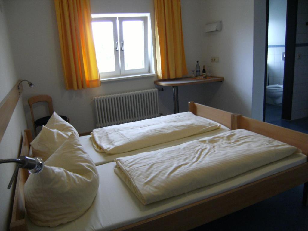 Двухместный (Двухместный номер с 2 отдельными кроватями) хостела Jugendherberge Stuttgart International, Штутгарт