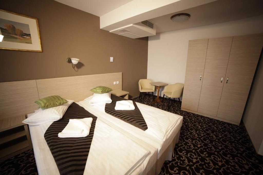 Двухместный (Двухместный номер с 1 кроватью или 2 отдельными кроватями и собственной ванной комнатой) отеля Zana Vaii, Аришени