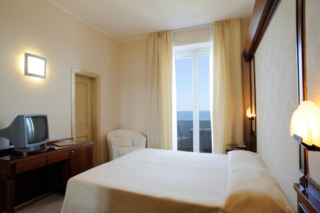 Двухместный (Двухместный номер с 1 кроватью и балконом, вид на море) отеля Grand Hotel Mediterranee, Алассио