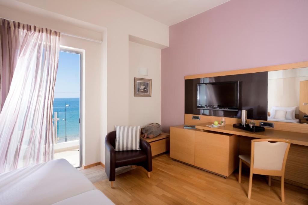 Двухместный (Стандартный двухместный номер с 2 отдельными кроватями и видом на море) курортного отеля Elite City Resort, Каламата