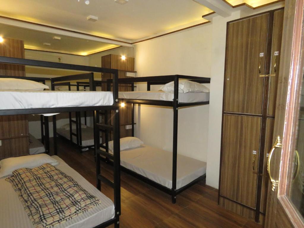 Номер (Кровать в общем номере для мужчин и женщин с 10 кроватями) хостела The Backpackers Hostel, Нью-Дели