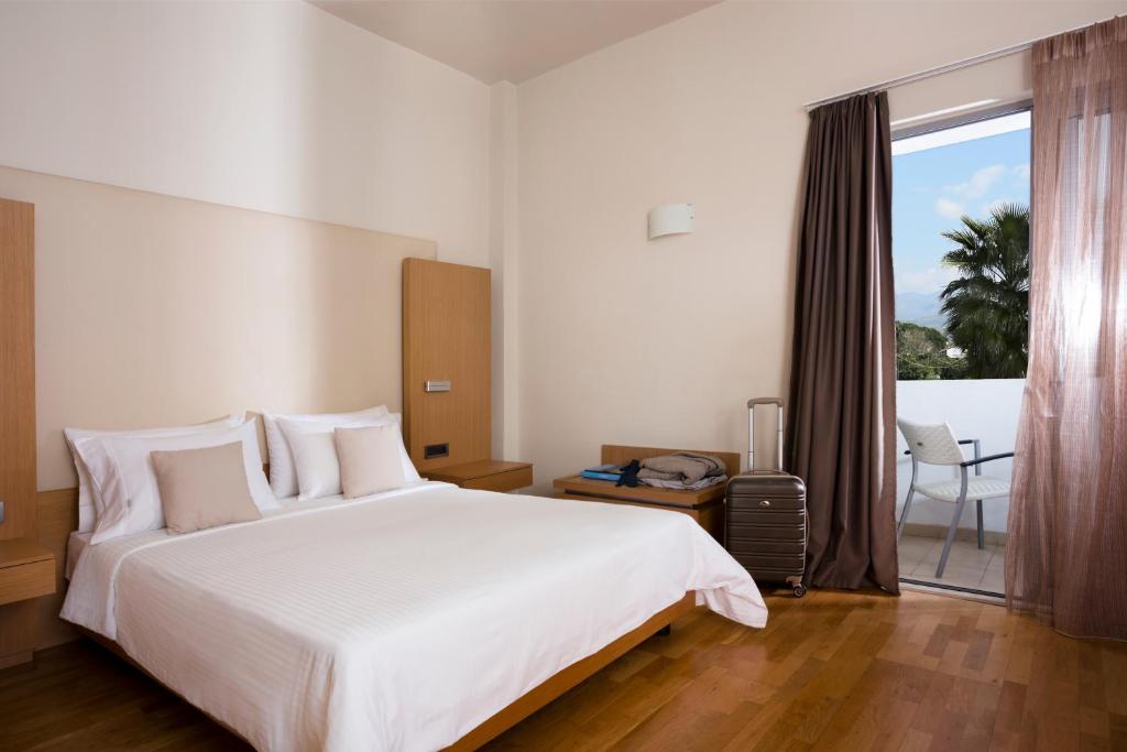Двухместный (Стандартный двухместный номер с 2 отдельными кроватями и видом на сад) курортного отеля Elite City Resort, Каламата