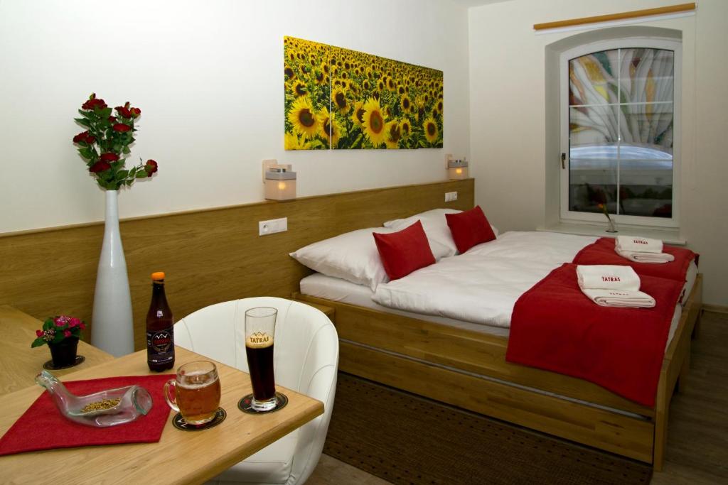 Двухместный (Двухместный номер с двуспальной кроватью и дополнительной кроватью) гостевого дома Penzión Minipivovar Tatras, Попрад
