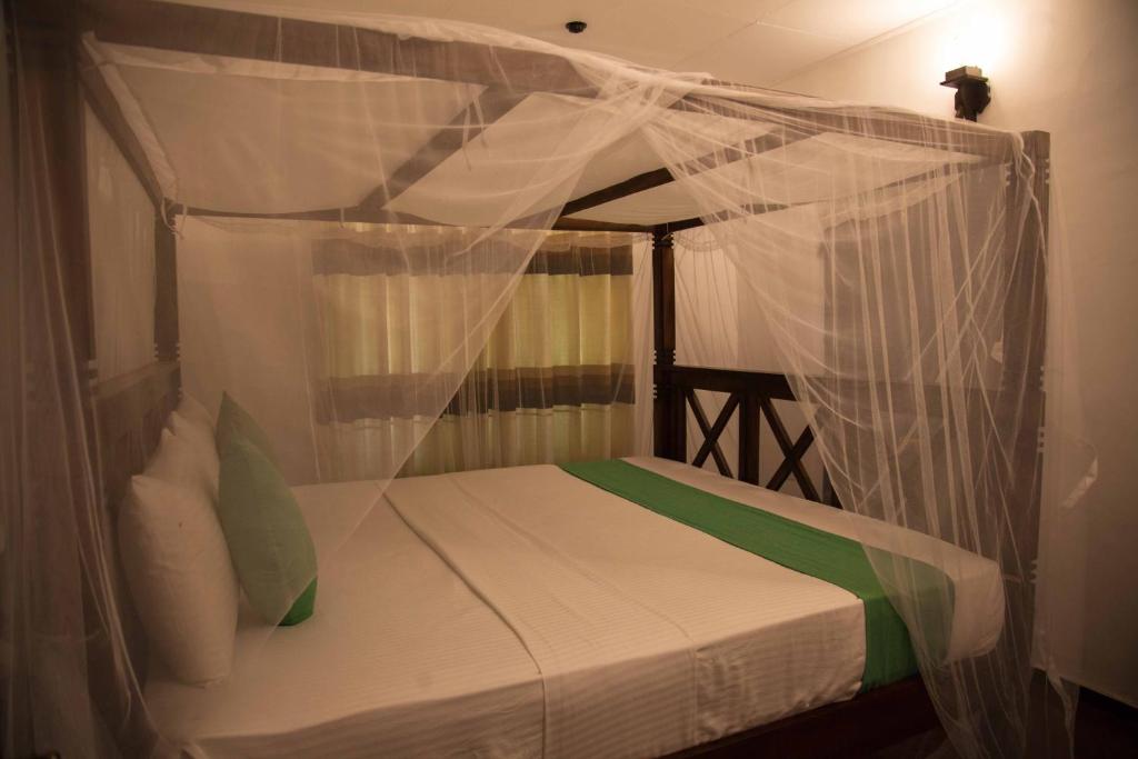Вилла (Вилла с 3 спальнями) отеля Villa Pinnawala & Restaurant, Пиннавела