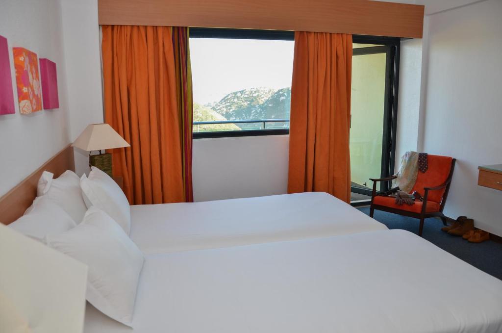 Двухместный (Стандартный двухместный номер с 2 отдельными кроватями, балконом и видом на горы) отеля Hotel Golf Mar, Обидуш