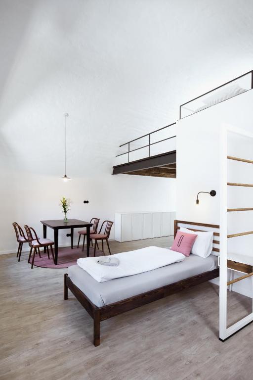 Номер (Кровать в общем номере для женщин с 6 кроватями и отдельной ванной комнатой) хостела Long Story Short Hostel & Café, Оломоуц