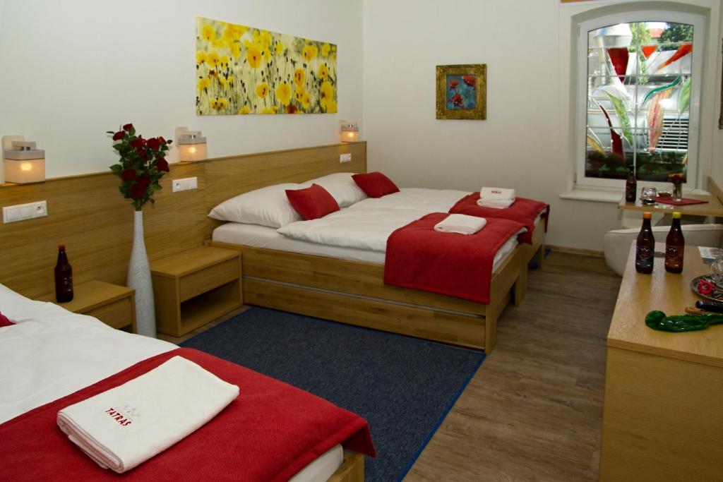 Трехместный (Стандартный трехместный номер с дополнительной кроватью) гостевого дома Penzión Minipivovar Tatras, Попрад