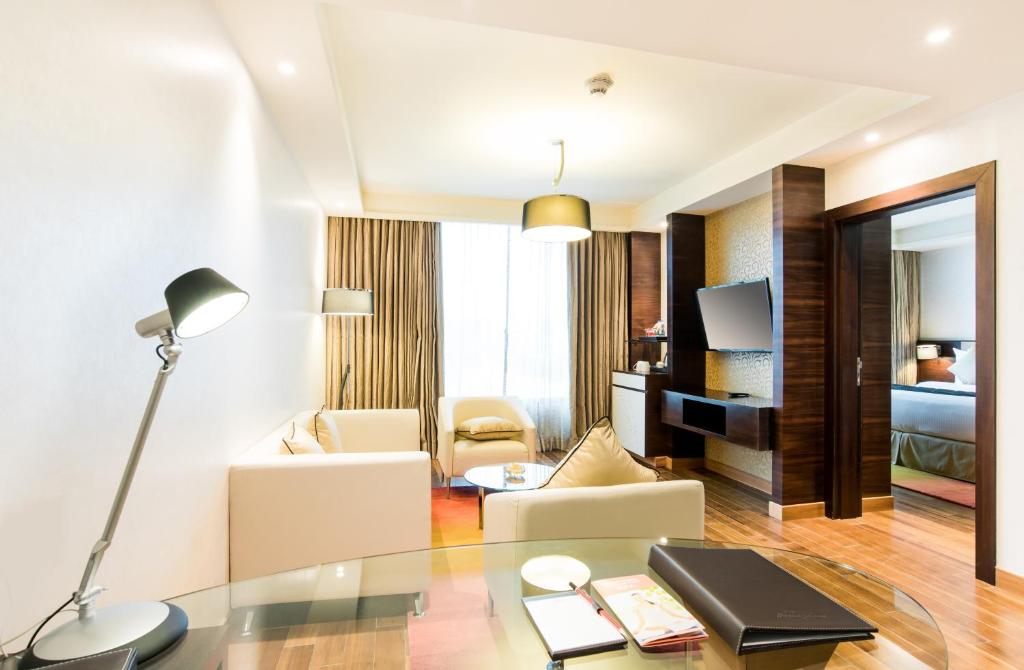 Сьюит (Suite with 2 Way Airport Transfers and Lounge Access) отеля Howard Johnson Bengaluru Hebbal, Бангалор