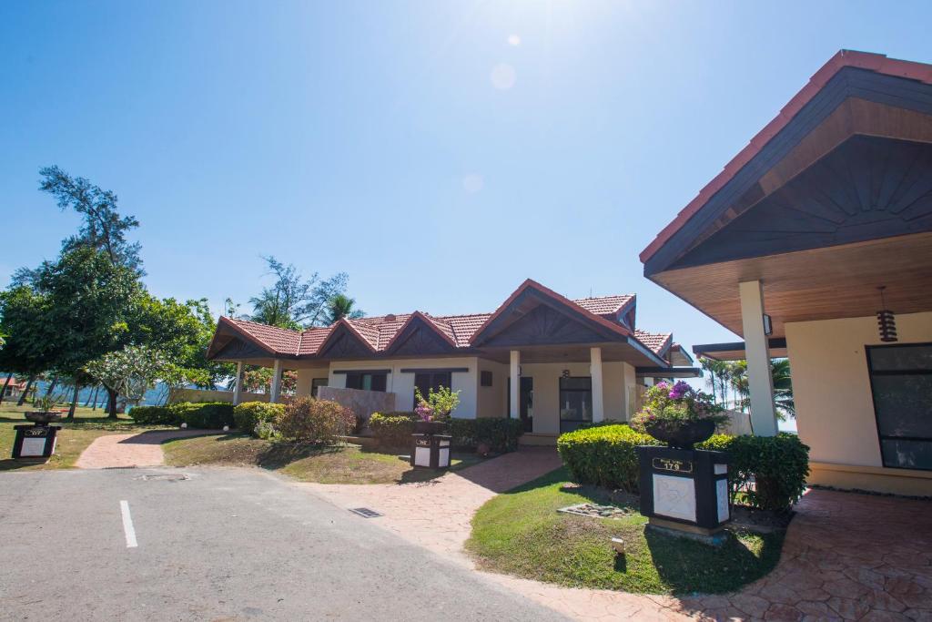 Вилла (Вилла с 2 спальнями рядом с пляжем), Sabah Beach Villas & Suites