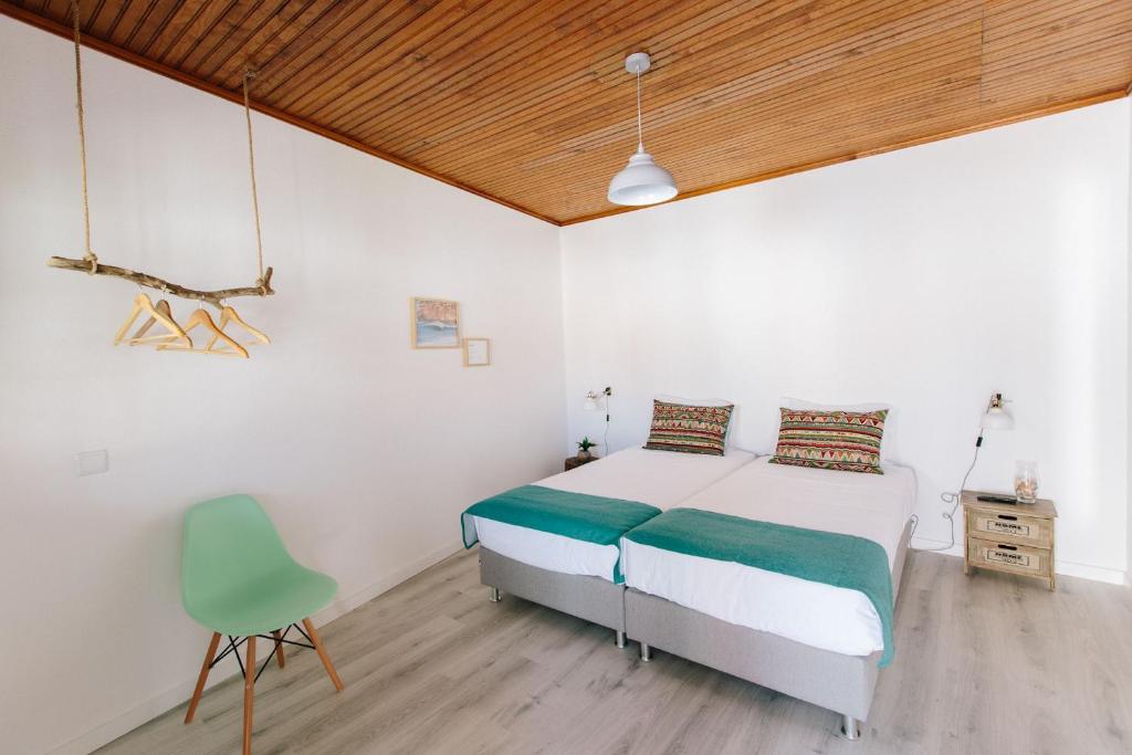 Двухместный (Двухместный номер с 2 отдельными кроватями) гостевого дома Zulla Nazaré`s Surf Village, Назаре