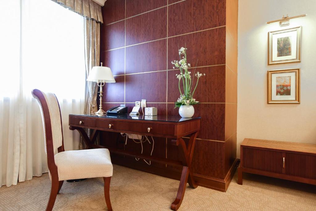 Двухместный (Festival Offer - Business Queen Room with Garden View) отеля Xijiao State Guest Hotel, Шанхай