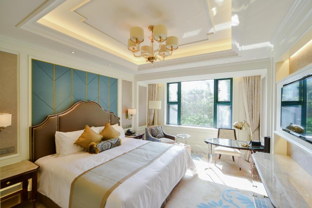 Двухместный (Номер Делюкс с кроватью размера «king-size») отеля Xijiao State Guest Hotel, Шанхай