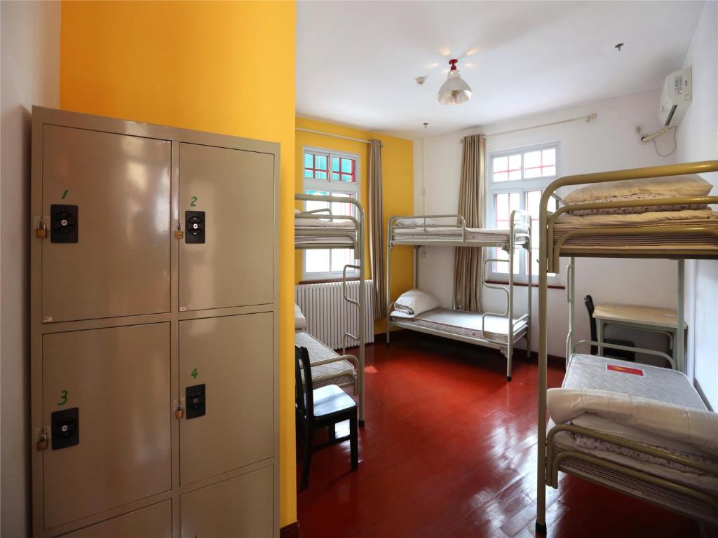 Номер (Кровать в общем шестиместном номере для девушек) хостела Wheat Youth Hostel, Циндао