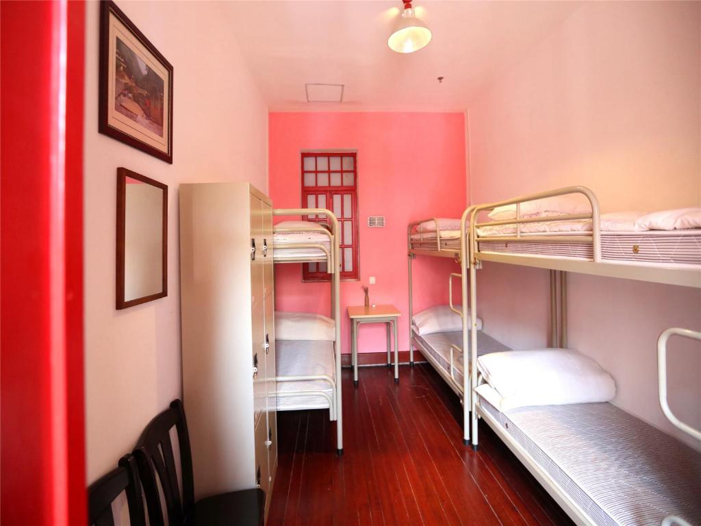 Номер (Кровать в общем 6-местном номере) хостела Wheat Youth Hostel, Циндао