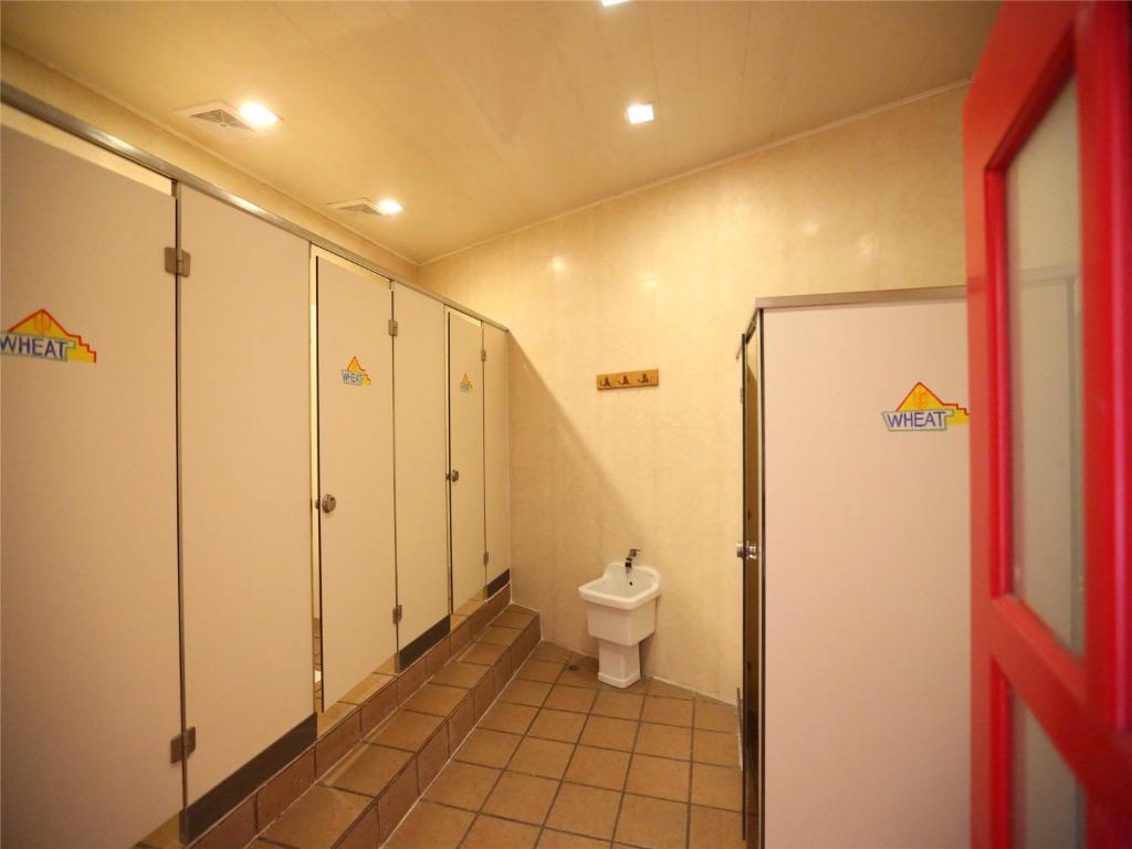 Двухместный (Стандартный двухместный номер с 2 отдельными кроватями и общей ванной комнатой) хостела Wheat Youth Hostel, Циндао