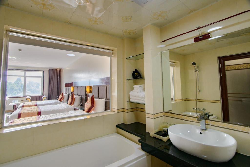 Трехместный (Трехместный номер) отеля Lao Cai Royal Hotel, Лаокай