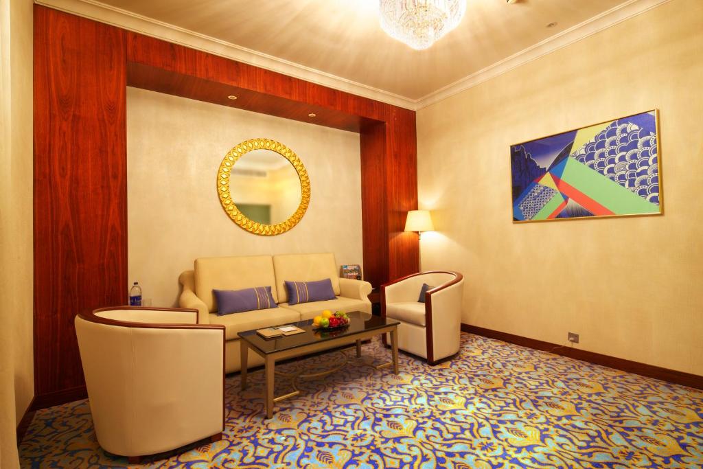Сьюит (Представительский люкс) отеля Raviz Center Point Hotel, Дубай