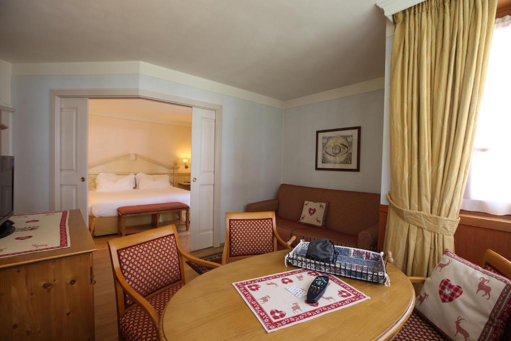 Сьюит (Классический люкс (для 3 взрослых)) отеля Alpen Suite Hotel, Мадонна-ди-Кампильо