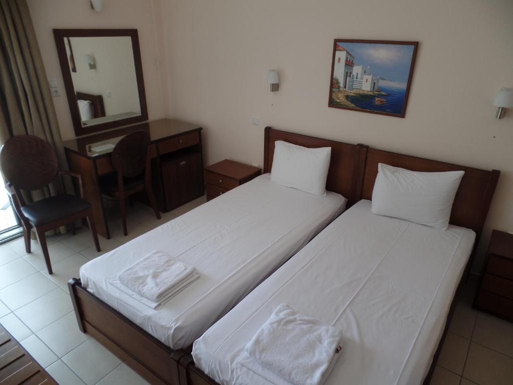 Двухместный (Стандартный двухместный номер с 1 кроватью или 2 отдельными кроватями, вид на море) отеля Plage Hotel with private parking, Неа-Перамос