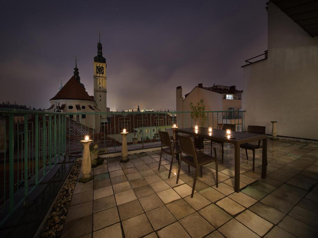 Сьюит (Представительский полулюкс с террасой с видом на Пражский Град) отеля Royal Esprit, Прага